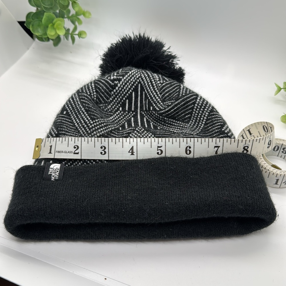 The North Face Pom Beanie and Billabong Winter Knit Hat Stocking Caps - Picture 3 of 6